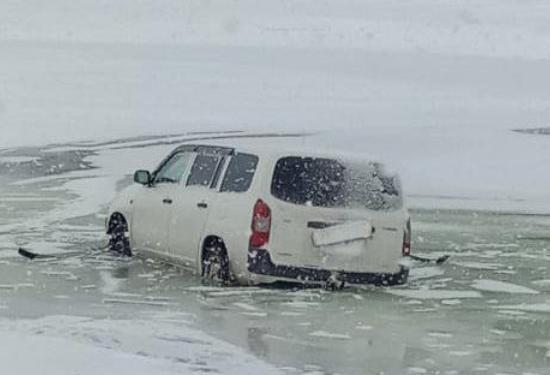 Автомобиль ушел под лед на Красноярском море