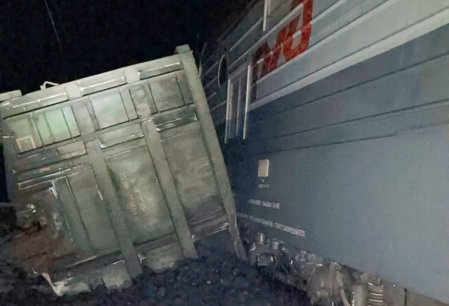 В Красноярском крае пассажирский поезд врезался в грузовые вагоны