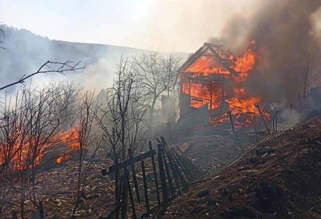 Почти целая улица садового товарищества сгорела в Красноярском крае