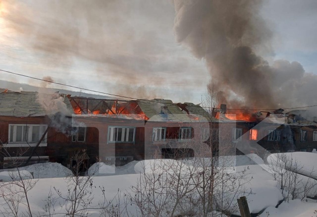 Деревянный дом на 22 квартиры сгорел на севере Красноярского края: есть погибшие