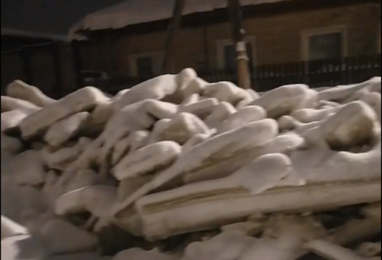 «Дороги почистили и все сгребли на обочины»: красноярцы пожаловались на «снежные борты» на тротуарах