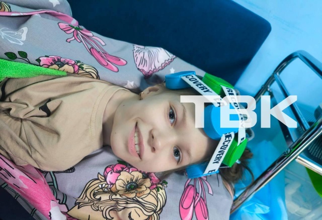 Начала улыбаться: 7-летняя красноярка, которую укусили сразу 3 клеща, прошла первый курс реабилитации