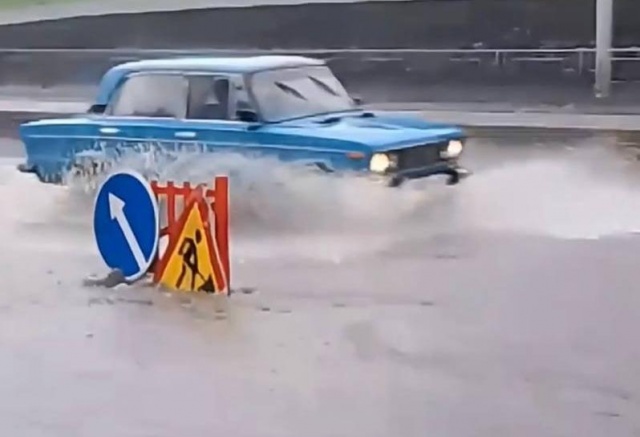 «Сегодня можно в луже стирать, всё одна река»: Красноярск вновь топит после ливня