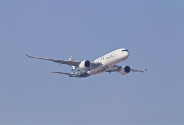 Пассажирский самолет совершил экстренную посадку в Красноярске из-за трещины в стекле