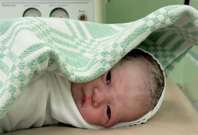 Девочка весом всего 680 граммов родилась в Красноярске в марте