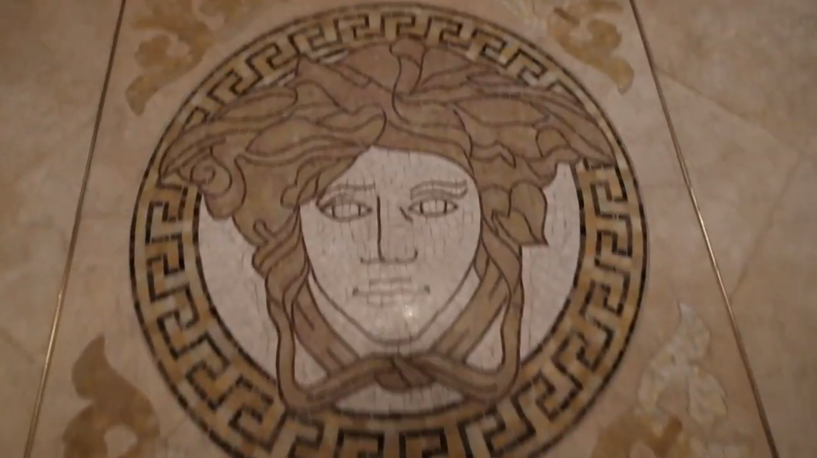 Плитка Versace и библиотека: элитную квартиру за 42 млн рублей продают ...