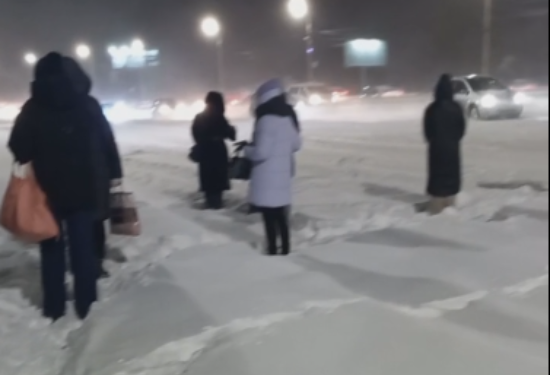 «Ждал автобус час, еду – 2»: после ночного снегопада Красноярск сковали 9-балльные пробки