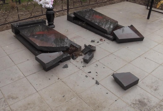 Вандалы разгромили могилы на Шинном кладбище в Красноярске