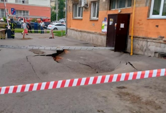 В мэрии Красноярска пообещали, что жители дома на Бограда смогут вернуться в квартиры в середине октября