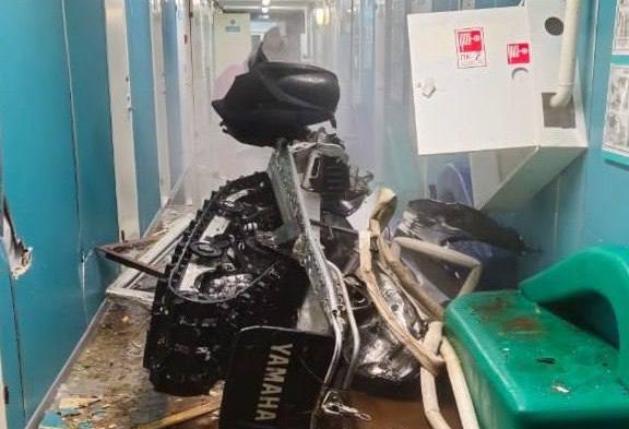 Парень на снегоходе протаранил здание больницы на Таймыре и скончался