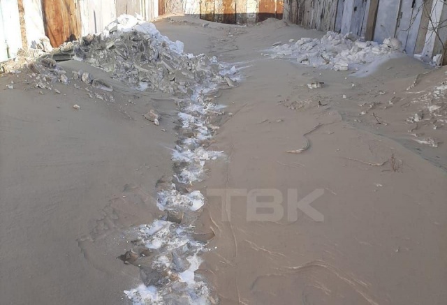 В Ачинске снег стал черным из-за выбросов