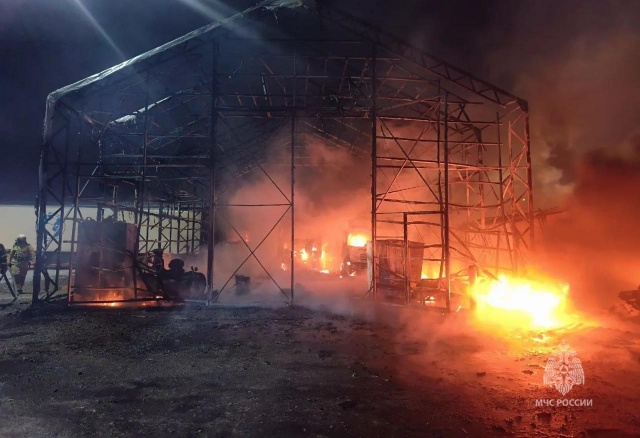 «Что-то взрывается там! Видишь, что творится!»: пожар со взрывами произошел в районе КрасТЭЦ