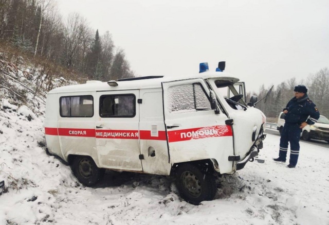 Карета скорой помощи перевернулась на трассе в Красноярском крае: погибла фельдшер