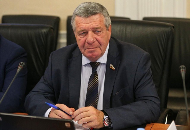 Сенатор Валерий Семёнов досрочно уходит в отставку