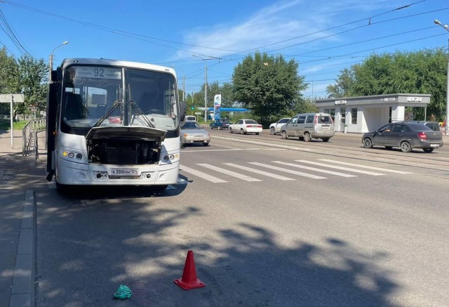В Красноярске автобус насмерть сбил пенсионера: он перебегал дорогу на «красный»
