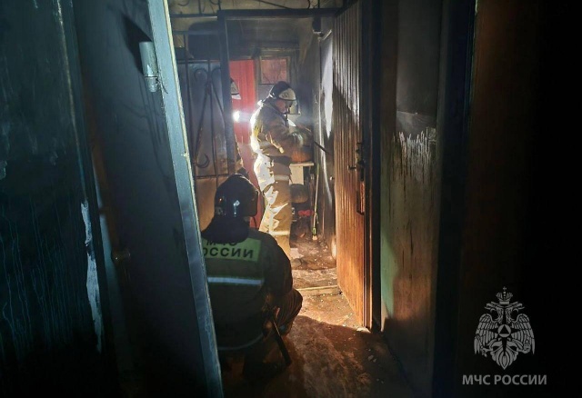 Два человека погибли при пожаре в 5-этажном доме в Красноярске