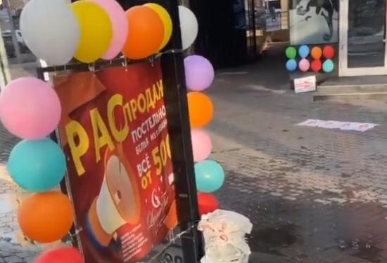 Известный визажист Сердар Камбаров пожаловался на громкую рекламу белья в центре Красноярска