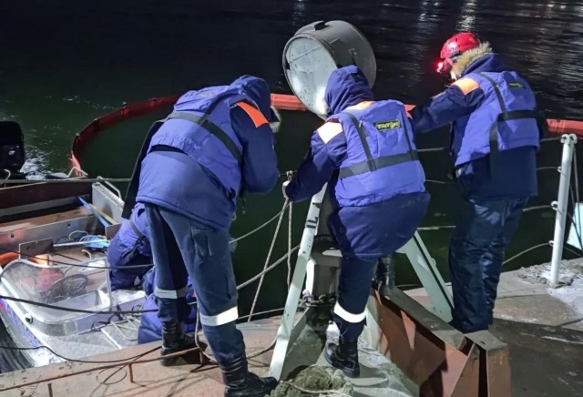 Дизельное топливо вытекло из затонувшего теплохода в Красноярске