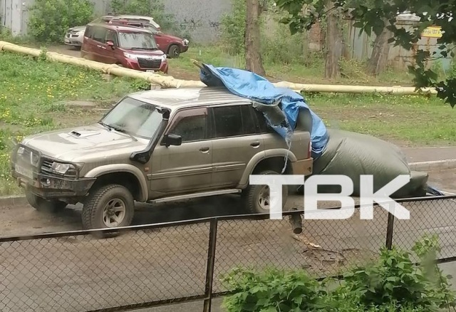 «Остатки кровли опасно висят»: крышу дома на Северо-Енисейской не починили после апрельского урагана