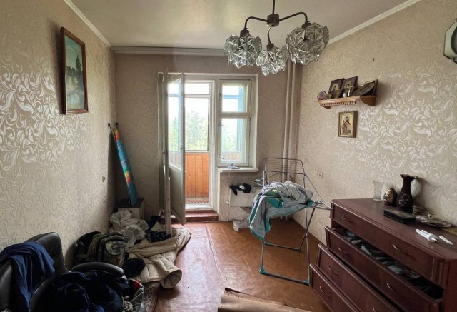 Красноярцы позвали в гости девушку, а потом выбросили ее из окна в Зеленой Роще