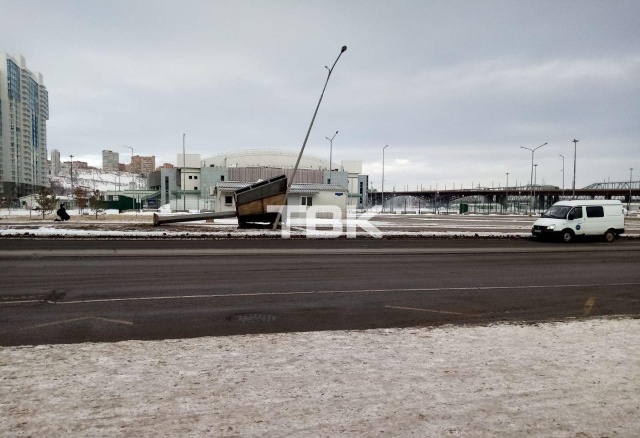 Рухнувший баннер на Лесников в Красноярске оказался незаконным: прокуратура проводит проверку