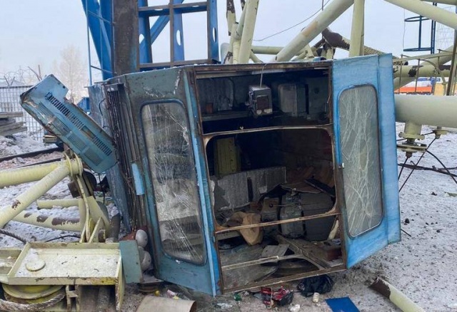 Монтажный кран рухнул на рабочего в Красноярске: мужчина в реанимации