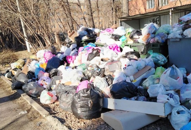 Красноярск после зимы утопает в мусоре: подборка дворов