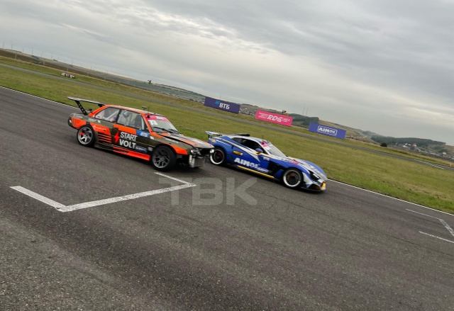 Дым из-под колес и запах резины: в Красноярске прошел чемпионат по дрифту