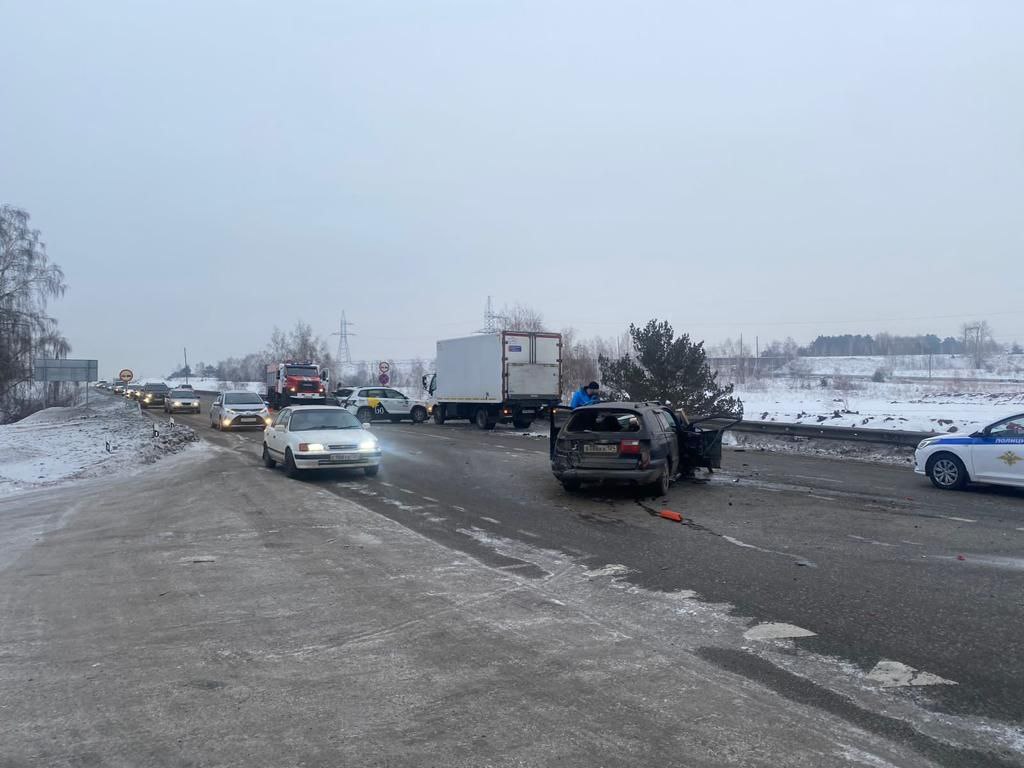 Три человека пострадали в массовой аварии под Красноярском