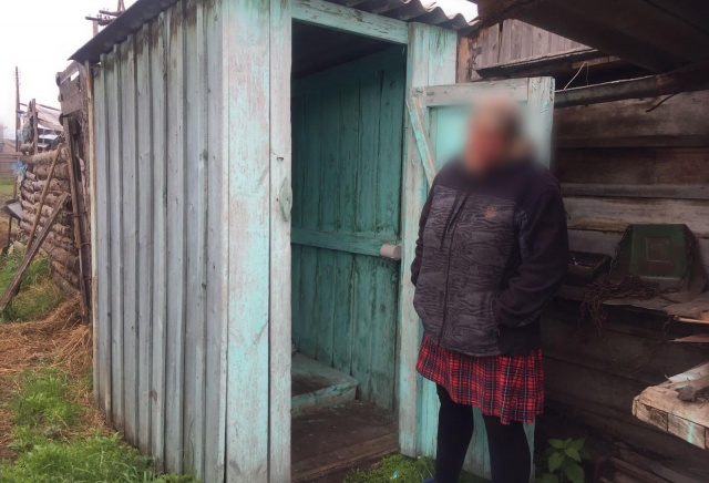 В красноярском селе нашли мертвую новорожденную девочку: мать родила ее в уличном туалете
