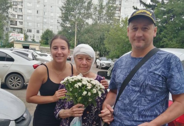 «Предстоит заново начать ходить»: пенсионерку, на которую упала часть балкона в центре Красноярска, выписали из больницы