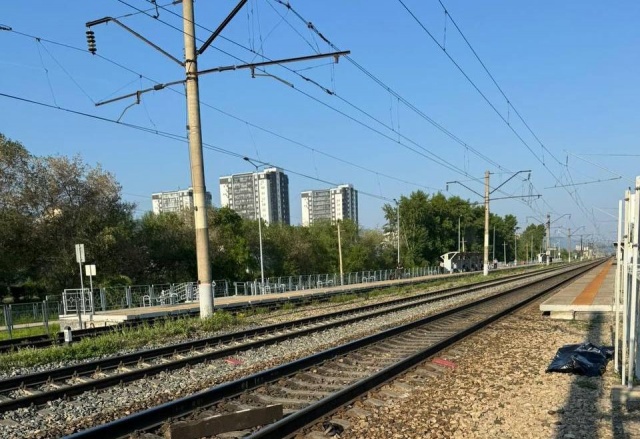 Грузовой поезд насмерть сбил мужчину в Красноярске Грузовой поезд насмерть сбил мужчину в Красноярске