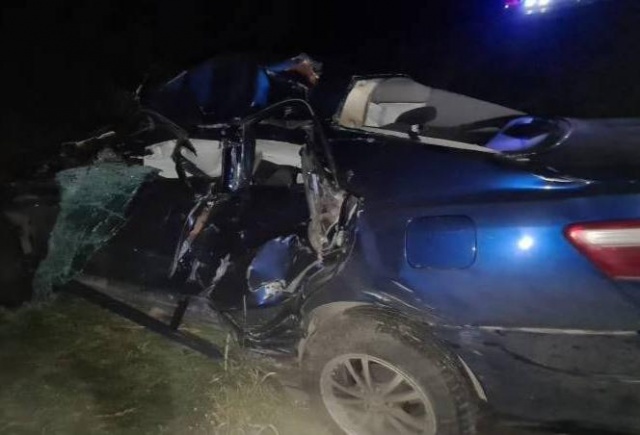 Машина попала под грузовик после того, как в нее влетели со «встречки»: водитель легковушки погиб 