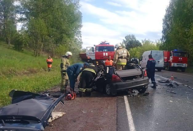 Пассажир иномарки погиб в лобовом столкновении с грузовиком на юге Красноярского края 