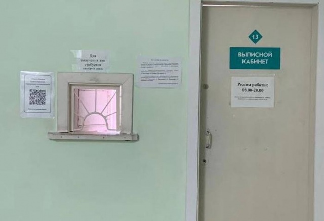 Окно разбилось рядом с пациенткой в красноярской поликлинике: у женщины травма глаз