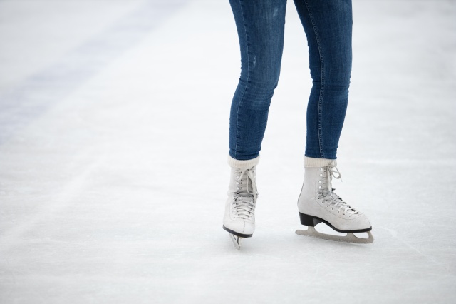 Красноярской школьнице за выбитые на катке зубы выплатили 300 рублей