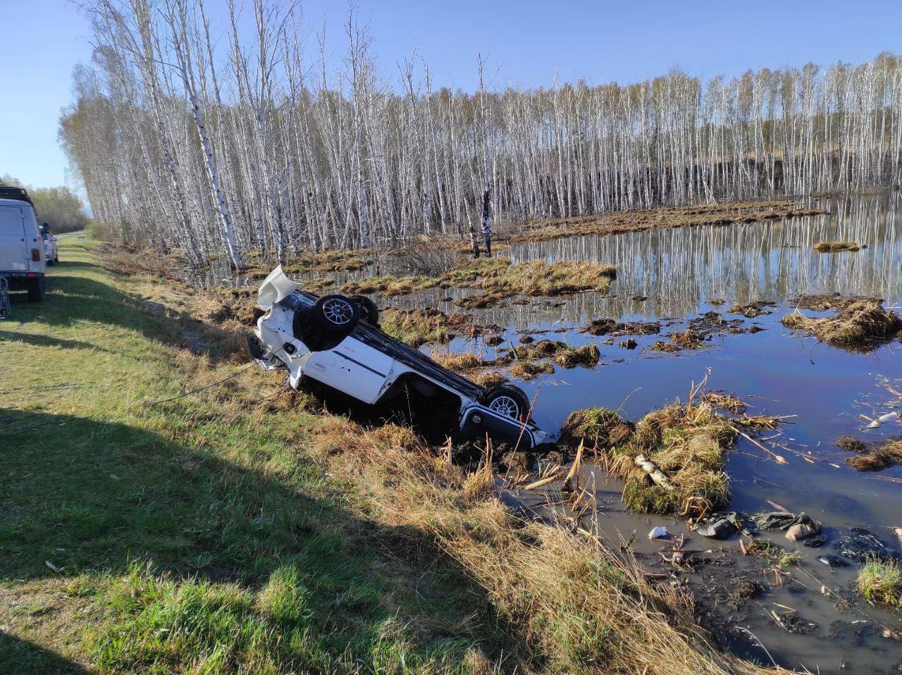 Пять человек погибли в аварии в Шушенском районе: машина упала в воду с  обрыва