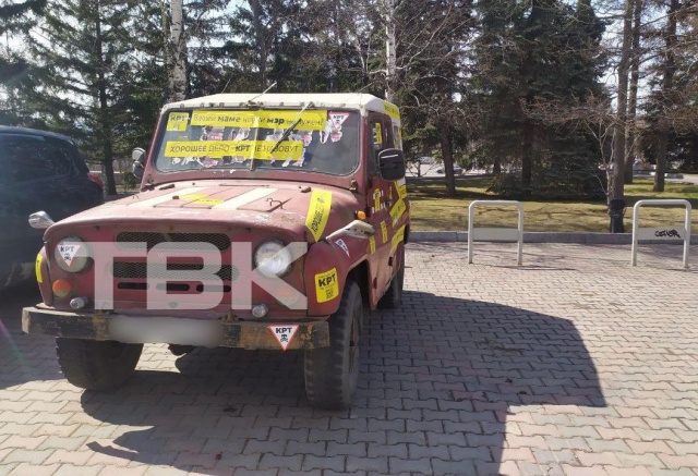 Красноярцы заметили «протестный «УАЗик» возле здания городской администрации