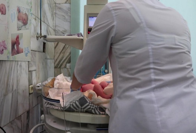 Девочка весом всего 720 граммов родилась в Красноярске в июле