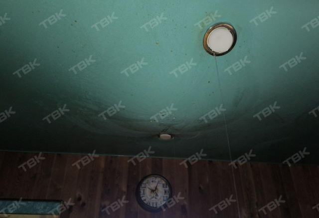 «Гипсокартон и натяжные потолки - все обвалилось»: в доме на правобережье Красноярска прорвало трубу