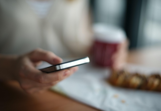 В Красноярском крае мужчина перевел 2 млн рублей мошенникам, чтобы «обезопасить информацию» на «Госуслугах» 