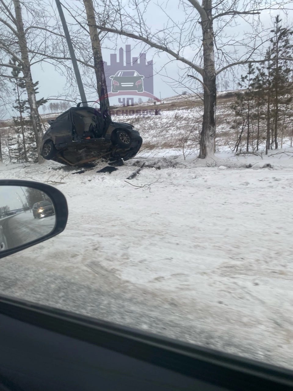 Автомобиль «впечатался» в столб на трассе в сторону красноярского  аэропорта: водитель погиб