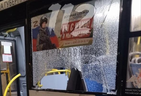 «Стекло покрылось мелкой паутиной, был виден след от пули»: автобус с людьми обстреляли в Красноярске