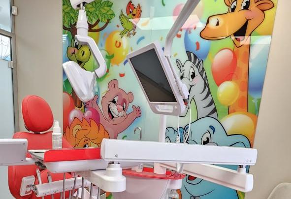 Игровые комнаты, подарки и мультики: как в красноярских стоматологиях помогают детям преодолевать страх зубного