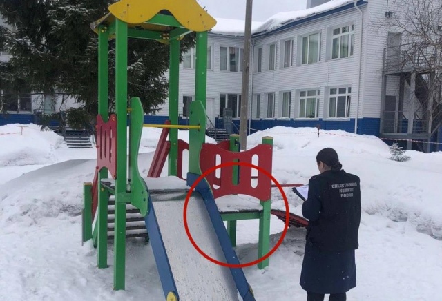 В Лесосибирске 3-летний мальчик застрял в детской горке и потерял сознание