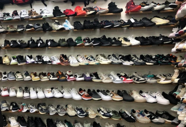 В красноярском магазине арестовали 113 пар поддельных кроссовок, из-за которых болят суставы