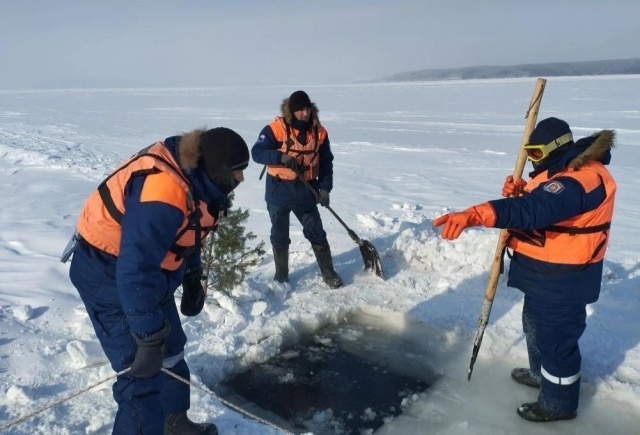 Спасатели спустя 2 недели достали тело провалившегося под лед водителя на Красноярском море