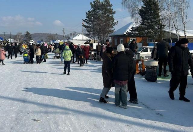 Женщина насмерть подавилась блинами на конкурсе во время празднования Масленицы в Красноярском крае