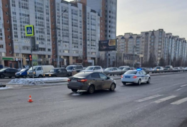 Иномарка сбила мужчину с коляской в Красноярске: ребенок в больнице