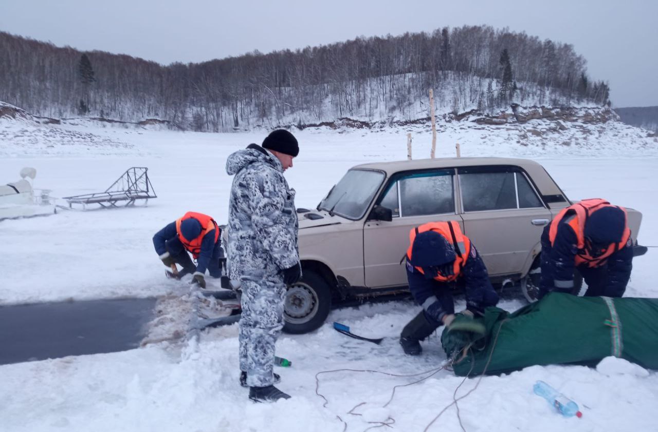 Со дна Красноярского моря достали машину с телом женщины